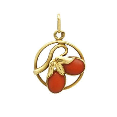 Zlatý přívěsek s přírodním korálem