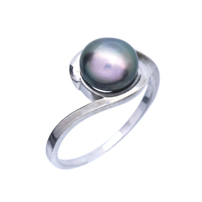 Stříbrný prsten s perlou