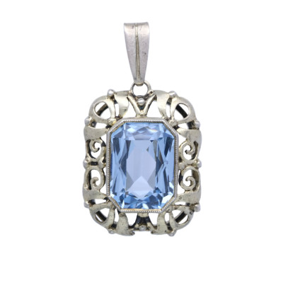 Stříbrný přívěsek s modrým kamenem