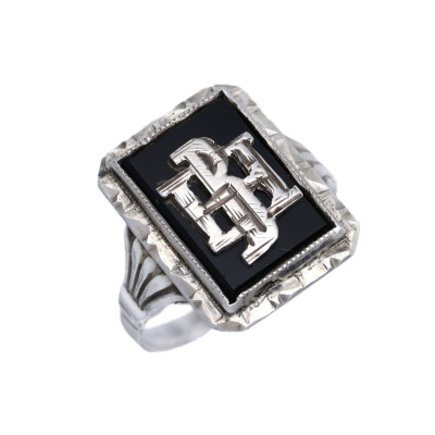 Stříbrný prsten s onyxem