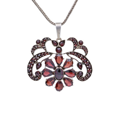 Přívěsek s českými granáty se stříbrným řetízkem