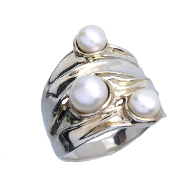 Stříbrný prsten s perlami