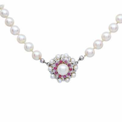 Zlatý náhrdelník s mořskými perlami Akoya a rubíny