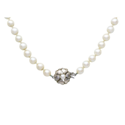 Perlový náhrdelník se zlatým zapínáním