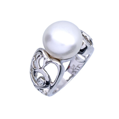 Stříbrný prsten s perlou