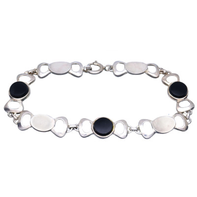 Stříbrný náramek s onyxy
