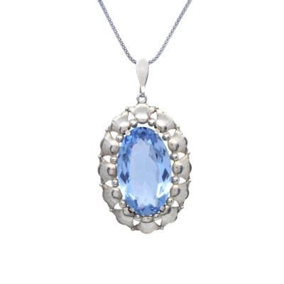 Stříbrný prvorepublikový přívěsek s modrým kamenem