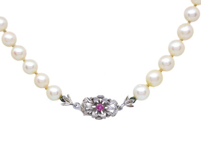 Perlová šňůra se zlatým zapínáním a rubínem